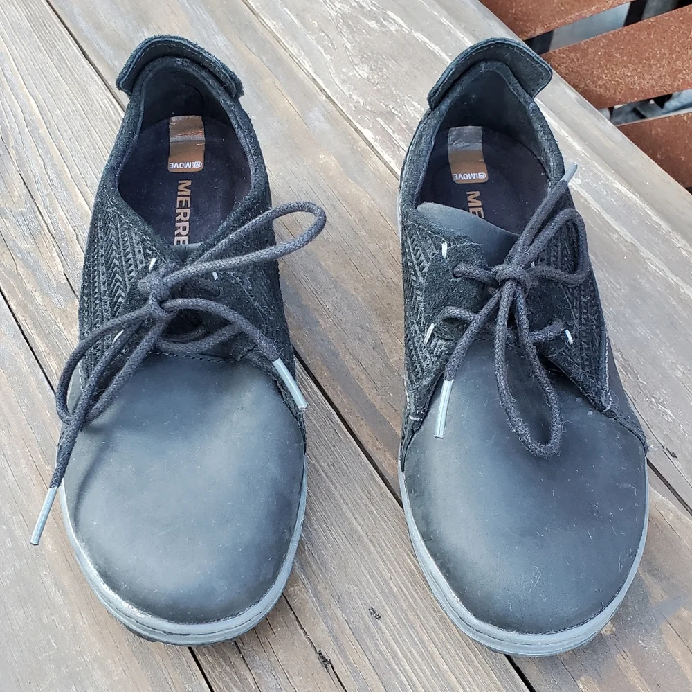 Merrell Women's lace up outdoor shoes. Size 5.5. Black. Pre Worn Like New.